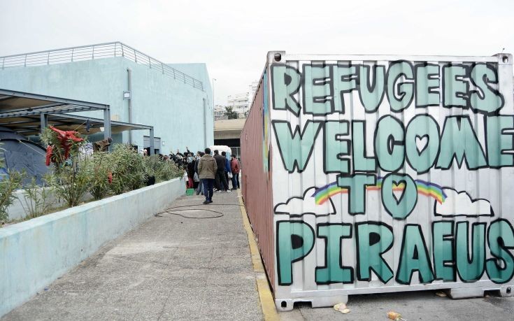 Περίπου 4.000 μετανάστες και πρόσφυγες φιλοξενούνται στο λιμάνι του Πειραιά