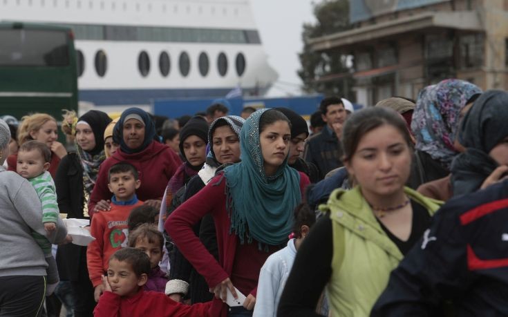 «Αναστενάζει» ο Πειραιάς από τους 3.930 πρόσφυγες