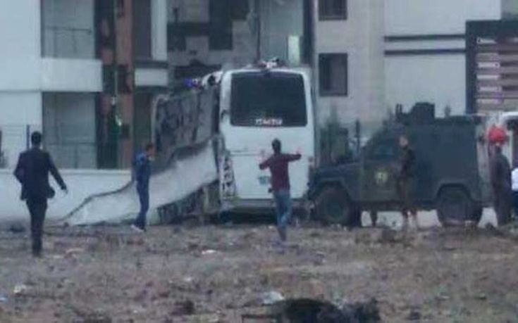 Νεκροί τέσσερις αστυνομικοί από την έκρηξη στο Ντιγιάρμπακιρ