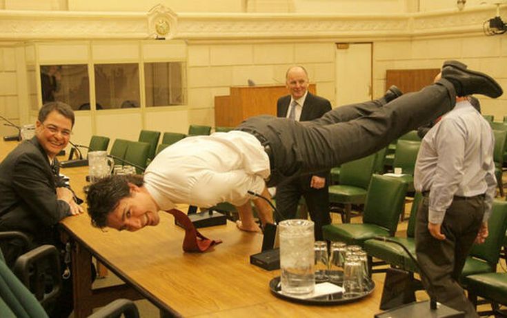 Σαρώνει στο διαδίκτυο η… γιόγκα του καναδού πρωθυπουργού