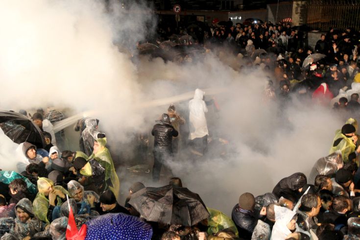 Αστυνομικοί με δακρυγόνα εισέβαλαν βίαια στην εφημερίδα Zaman