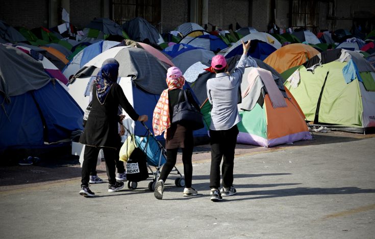 Περίπου 4.500 πρόσφυγες &#8211; μετανάστες παραμένουν στον Πειραιά