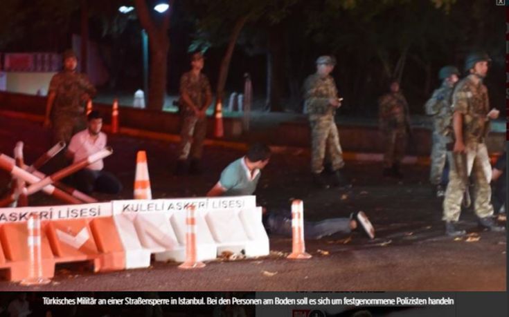 Στρατιώτες συλλαμβάνουν αστυνομικούς στην Κωνσταντινούπολη
