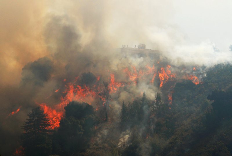 Για 11η ημέρα οι πυροσβέστες δίνουν μάχη με τις φλόγες στην Καλιφόρνια