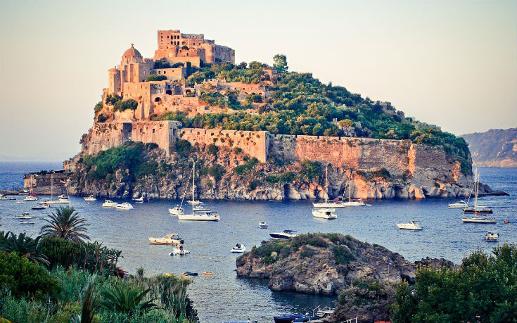 Το κάστρο Aragonese κατά το ηλιοβασίλεμα στο νησάκι Ischia στην Ιταλία