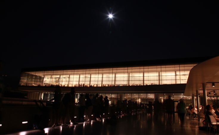 Αυγουστιάτικο φεγγάρι στο Μουσείο της Ακρόπολης