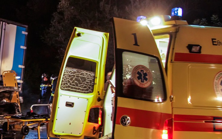 Σφοδρό τροχαίο με έναν σοβαρά τραυματία στη Θεσσαλονίκη &#8211; Αυτοκίνητο έπεσε πάνω σε κολόνα φωτισμού