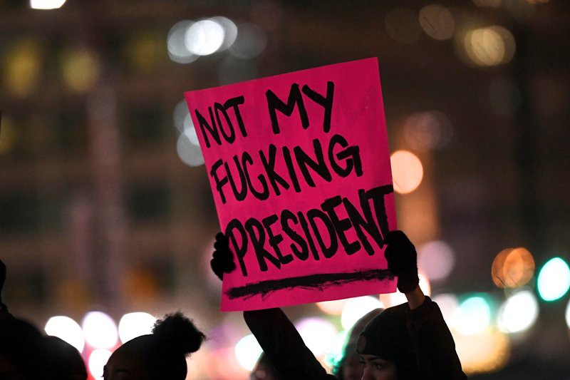 Νέες εξεγέρσεις κατά του «ρατσιστή και σεξιστή» Τραμπ, διαδηλώσεις σε όλη τη χώρα