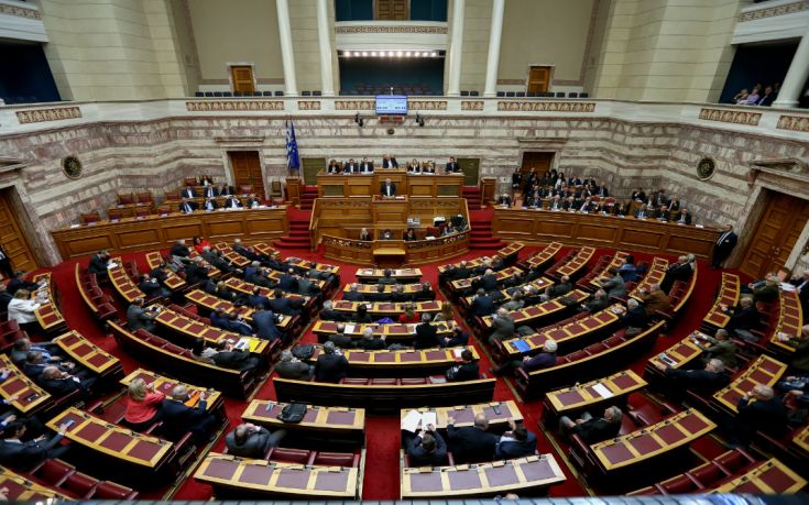 Σφοδρή κόντρα στη Βουλή για τη διαπραγμάτευση και πυρά από την αντιπολίτευση