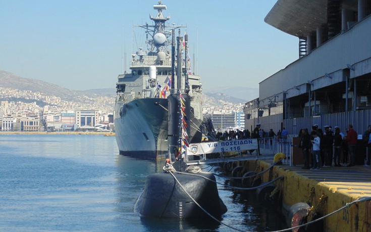 «Βούλιαξαν» από τον κόσμο τα πλοία του Πολεμικού Ναυτικού στον Πειραιά