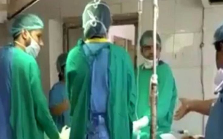 Γιατροί τσακώνονταν πάνω από το χειρουργικό κρεβάτι με την ασθενή ναρκωμένη