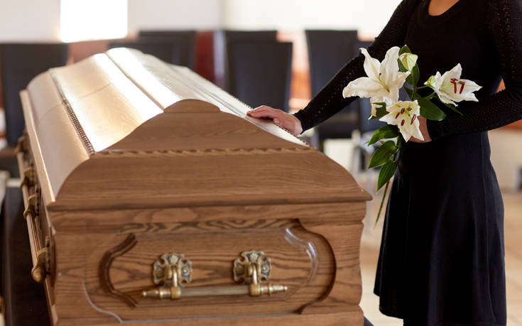 «Η ετεροθαλής αδερφή του συζύγου μου έβαλε νυφικό στην κηδεία του &#8211; Δεν θέλω να είμαστε οικογένεια»