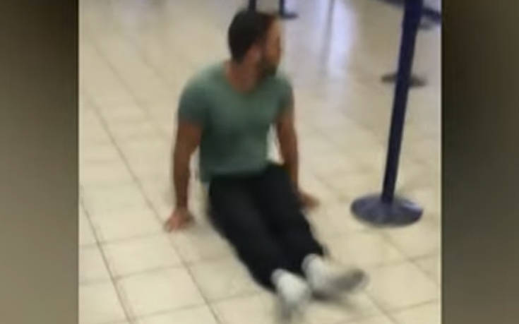 Παραπληγικός σέρνεται σε αεροδρόμιο καθώς το αμαξίδιο ήταν… άφαντο