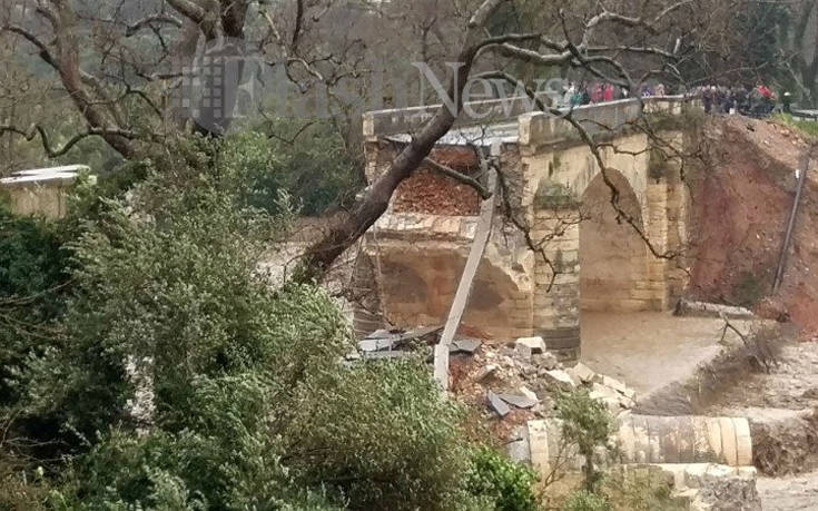 Η στιγμή που καταρρέει ιστορική γέφυρα 111 ετών στην Κρήτη λόγω κακοκαιρίας