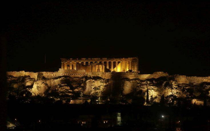 Εντυπωσιακές φωτογραφίες από την Αθήνα που έσβησε τα φώτα στην «Ώρα της Γης»