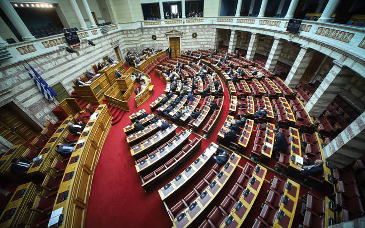 Βουλή: Yπερψηφίστηκε η άρση των capital controls