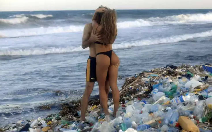 Η τουλάχιστον ιδιαίτερη εκστρατεία του πορνοsite για να… καθαρίσουν οι παραλίες