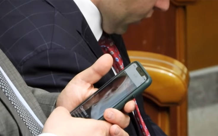 Ουκρανός βουλευτής έκλεινε ραντεβού με ιερόδουλη την ώρα συνεδρίασης του Κοινοβουλίου