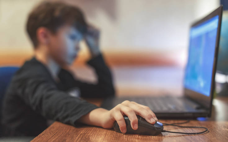 Τι πρέπει να κάνουν και να πουν οι γονείς για να προστατεύσουν τα παιδιά τους στο διαδίκτυο