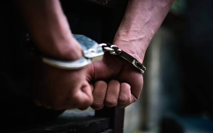 Συνελήφθη 52χρονος που εκκρεμούσαν εις βάρος του πλήθος καταδικαστικών αποφάσεων για απάτη και πλαστογραφία