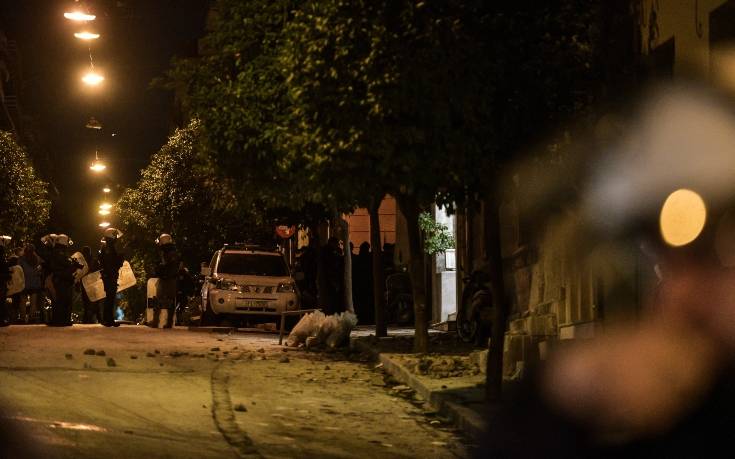 Πεδίο μάχης το Κουκάκι: Επιχείρηση της αστυνομίας να μπει στο υπό κατάληψη κτίριο της Μαντρόζου