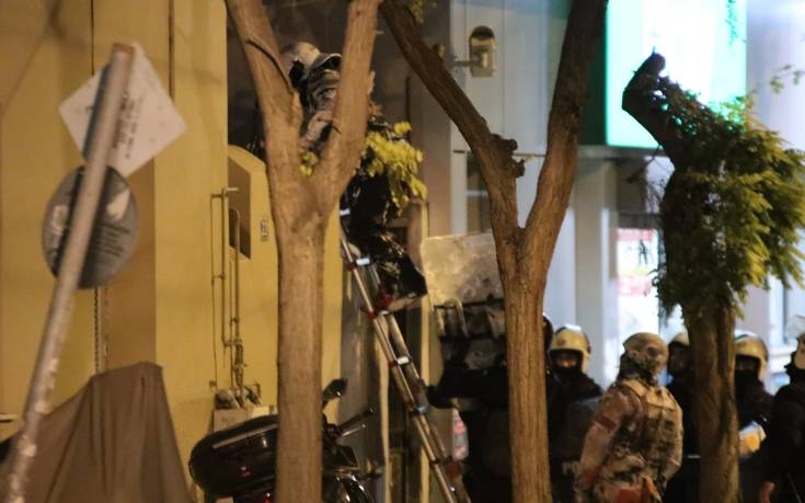 Κουκάκι: Η αστυνομία μπήκε στο υπό κατάληψη κτίριο της Ματρόζου