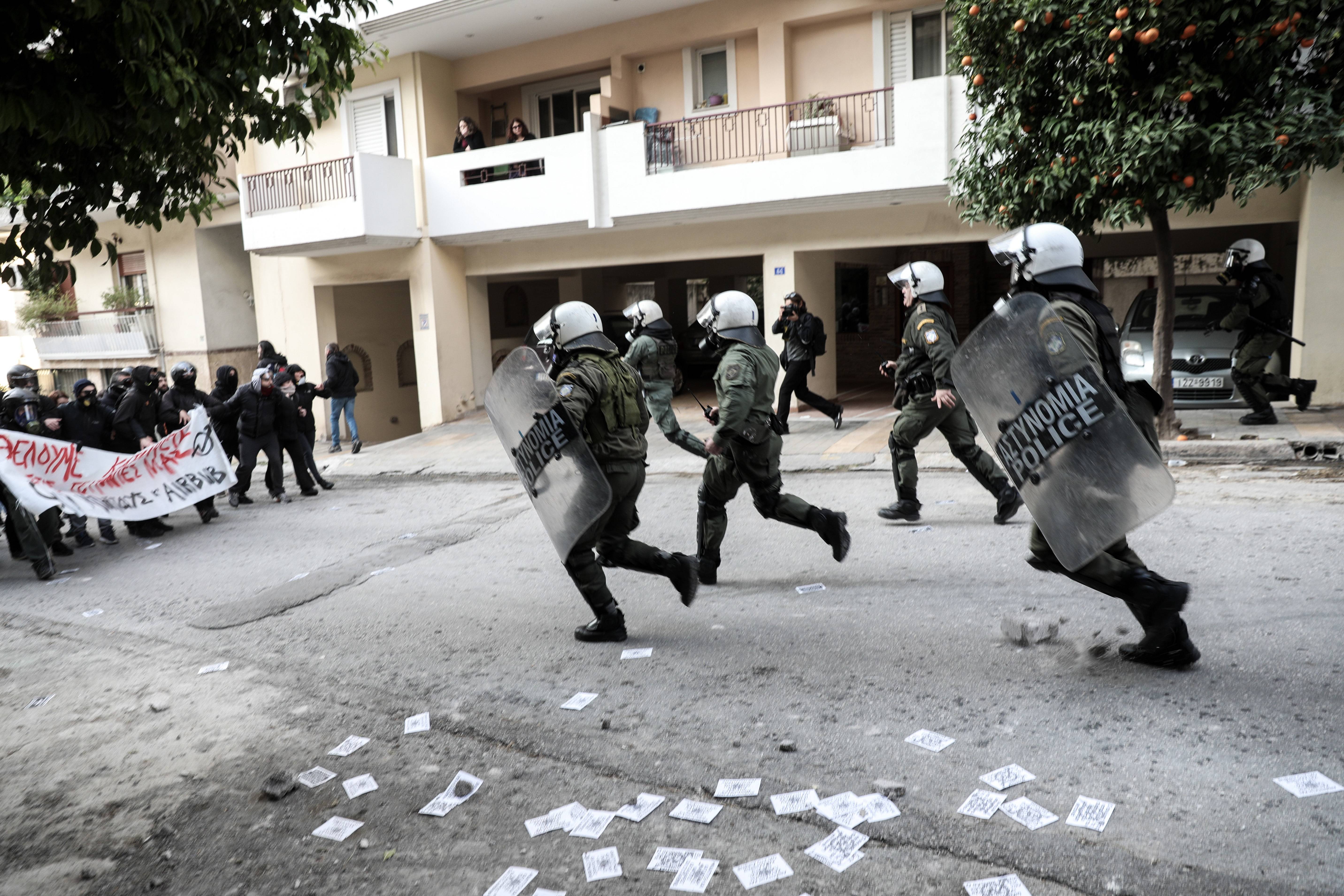 Εικόνες από την επιχείρηση της αστυνομίας στο Κουκάκι