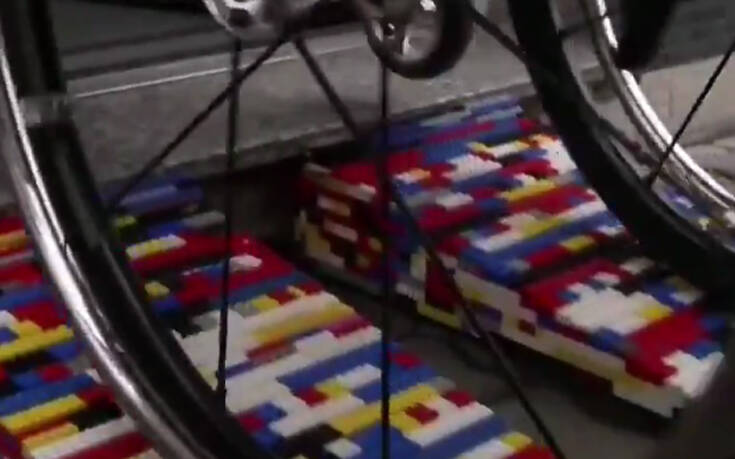 Η σούπερ γιαγιά που φτιάχνει ράμπες για αναπηρικά αμαξίδια από τουβλάκια&#8230; Lego