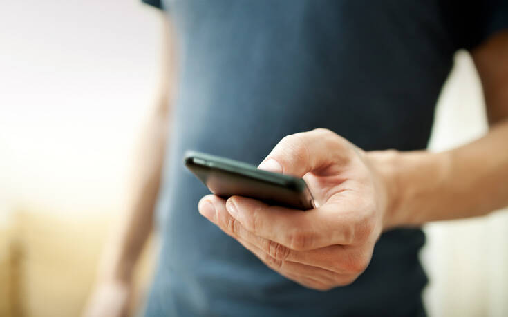 Τα κινητά τηλέφωνα στη μάχη κατά του κορονοϊού: Σενάρια «παρακολουθήσεων» και το ζήτημα των προσωπικών δεδομένων