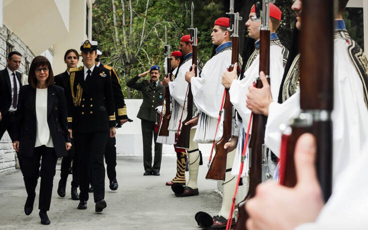 Επίσκεψη Σακελλαροπούλου στην Προεδρική Φρουρά: «Συμβολίζει τους αγώνες και τις θυσίες του ελληνικού λαού»