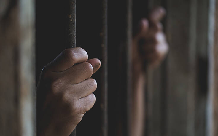 Σπαθιά, σουβλί και ναρκωτικά στις φυλακές νέων στον Αυλώνα