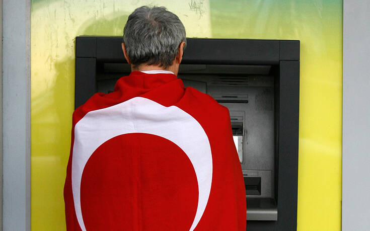 Φόβοι για capital controls στην Τουρκία: Πολίτες πήγαν στα ATM για να βγάλουν λεφτά και βρέθηκαν προ εκπλήξεως