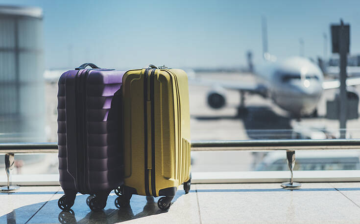 Τι μπορούμε να μεταφέρουμε στις αποσκευές μας όταν ταξιδεύουμε &#8211; Οι κανόνες για αλκοόλ και τσιγάρα