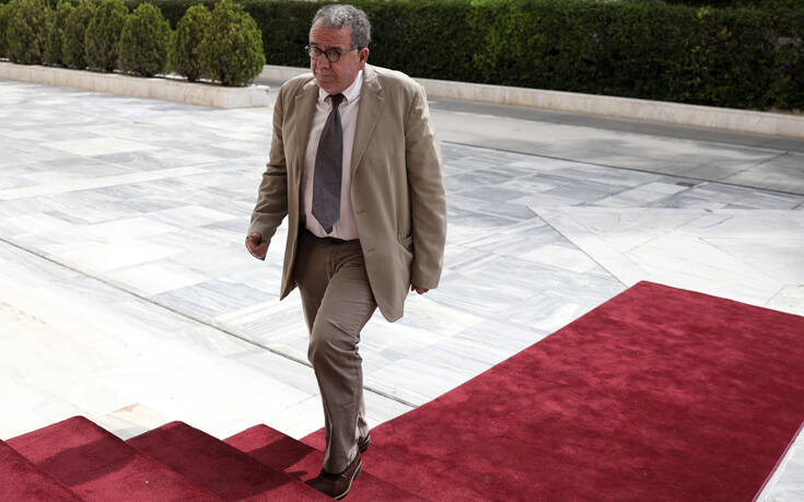 Άφησε τις πατερίτσες και ξεκίνησε τις φυσικοθεραπείες ο βουλευτής του ΣΥΡΙΖΑ Γιάννης Μουζάλας