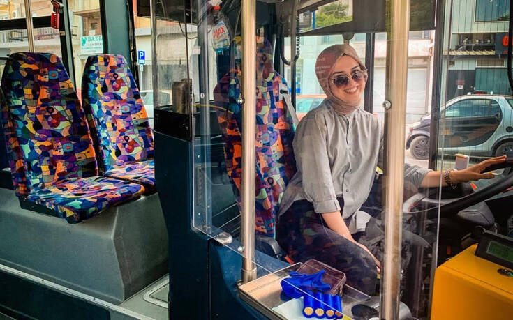 Η 22χρονη Νεσλιχάν είναι η πρώτη γυναίκα οδηγός στο τιμόνι των Αστικών Κομοτηνής