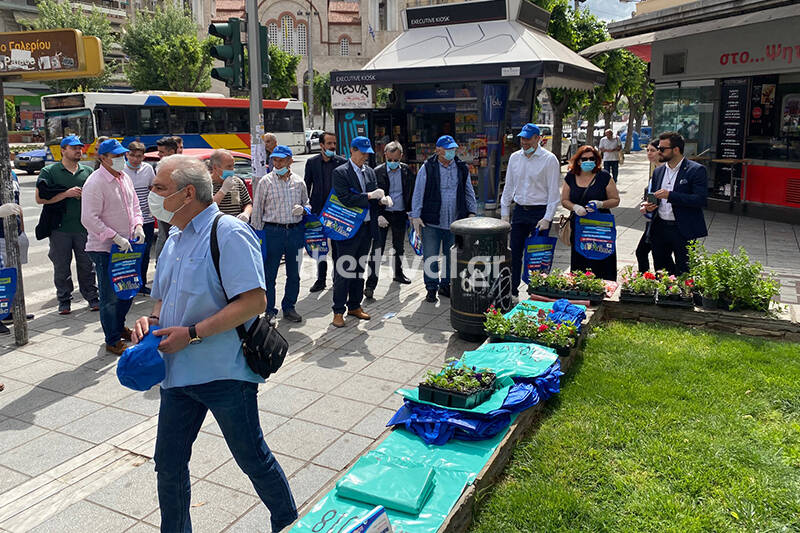 Θεσσαλονίκη: Παλαίμαχοι ποδοσφαιριστές καθάρισαν την πλατεία Ναυαρίνου