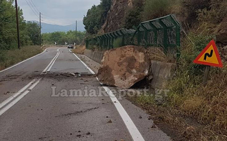 Εικόνες από τον βράχο που έπεσε στην εθνική οδό Λαμίας – Καρπενησίου
