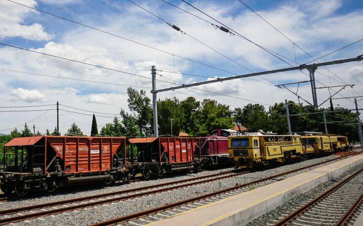 Μετανάστες σκαρφάλωσαν σε τρένο στη Θεσσαλονίκη, για να φύγουν από την Ελλάδα
