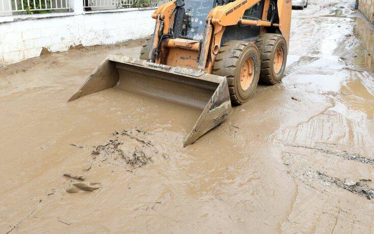 Ιδιωτικά μηχανήματα στη μάχη κατά των πλημμυρών στον Λαγκαδά