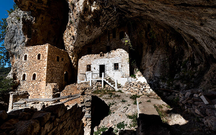 Το «κρεμασμένο» μοναστήρι στα βράχια του Πάρνωνα