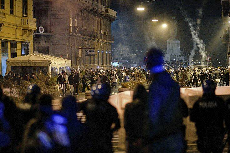 Πανδημία και δακρυγόνα στη Νάπολη &#8211; Σενάρια για ανάμειξη της Ακροδεξιάς, αλλά και της Μαφίας