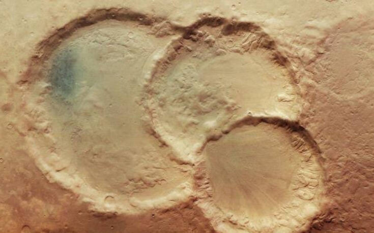 Σπάνιο τριπλό κρατήρα στην επιφάνεια του Άρη έπιασε ο φωτογραφικός φακός