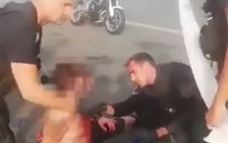 Βίντεο με αστυνομικούς της ΔΙΑΣ να βοηθούν μαχαιρωμένο οδηγό νταλίκας