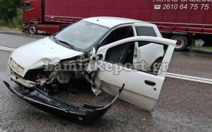Εικόνες από τροχαίο στον Μπράλο: Αυτοκίνητο συγκρούστηκε με νταλίκα &#8211; Ένας τραυματίας