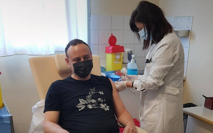 Κορονοϊός: Εμβολιάστηκε ο Γκίκας Μαγιορκίνης