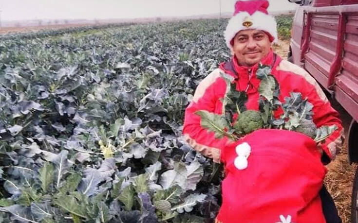 Ο αγρότης από το Κιλκίς που φέρνει τα Χριστούγεννα στο χωράφι &#8211; Καλλιεργεί λαχανικά ακούγοντας γιορτινά τραγούδια
