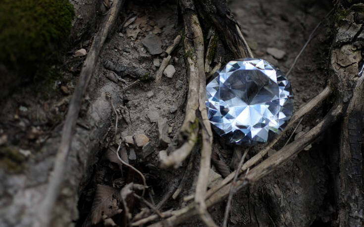 Φτωχός αγρότης είδε τη ζωή του να αλλάζει μαγικά όταν ανακάλυψε διαμάντι στο χωράφι του