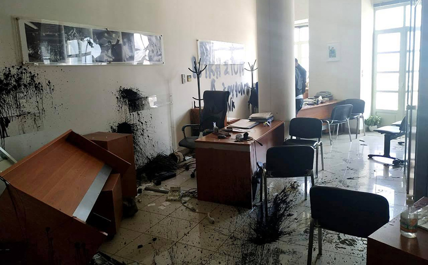 Αντιεξουσιαστές τα διέλυσαν όλα στο γραφείο του Λευτέρη Αυγενάκη στο Ηράκλειο &#8211; Μήνυμα για τον Δημήτρη Κουφοντίνα