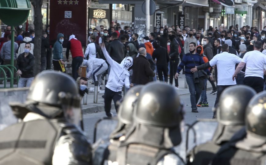 Ένταση και μικροεπεισόδια στη διάρκεια διαδήλωσης Αλβανών στα Σκόπια
