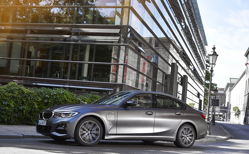 Η BMW ενισχύει την plug-in υβριδική γκάμα της